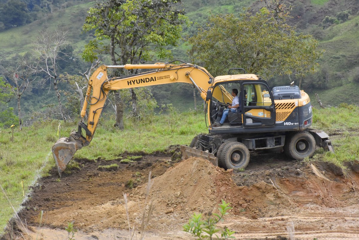 GAD10447289's tweet photo. #Palanda | Alcalde recorrió los trabajos de construcción del Centro de Desechos Sólidos del cantón, obra de saneamiento ambiental que la ejecuta el @GADPalanda.

#ZamoraChinchipe https://t.co/6X8YrwK7CZ