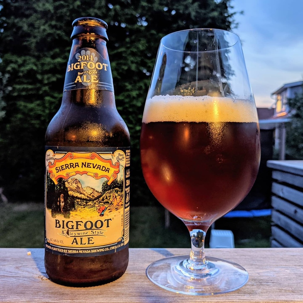 LinusNoren's tweet photo. Ending 7 1/2 weeks vacation with a @sierranevada Bigfoot from 2011. It still tastes very good! Nice carbonation, dried fruit och a lot of bitterness.
.
.
#beer #öl #craftbeer #cerveza #barleywine #bil #barleywineislife #oldbeer #beercellar #agedbeer #sie… https://t.co/Bfg3dXdWNx https://t.co/jb2dYtzc1s