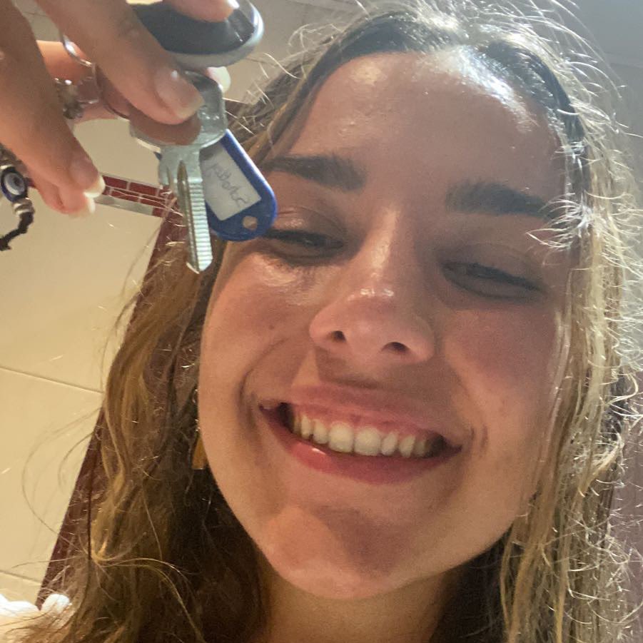 freexlouis's tweet photo. :) lil update.

Ive been ia for so long but it's bc I had an amazing internship going on and my employers decided to keep me and they made me one of their partners within the company. So here is me getting the keys to our office and officially becoming an entrepreneur :) https://t.co/GpVWymoimd