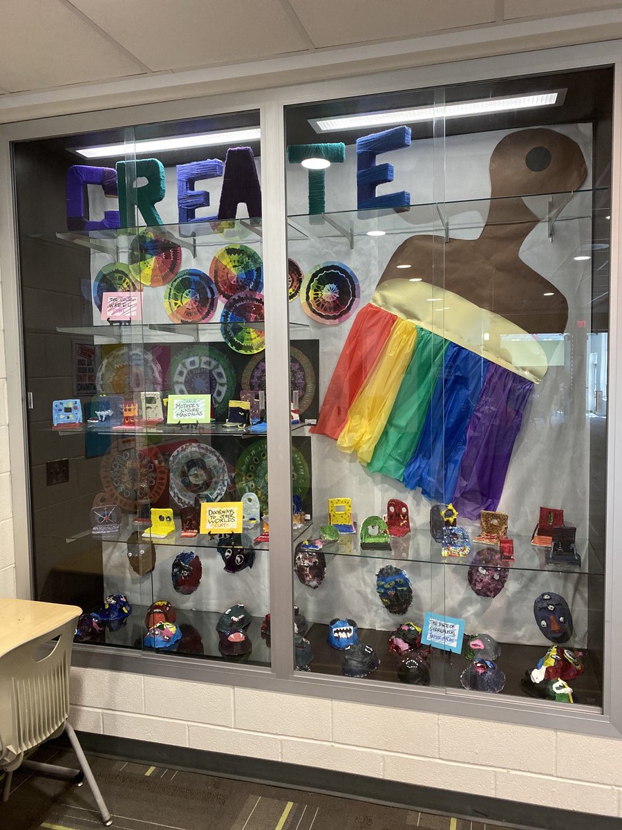 MilkovichSchool's tweet photo. 💙ing our new art display @MilkovichSchool @MapleCSD #ArtEducation #DisplayStudentWork #WeAreMaple @teacher2teacher @WeAreTeachers @weteachkindness https://t.co/z166LPQQL6