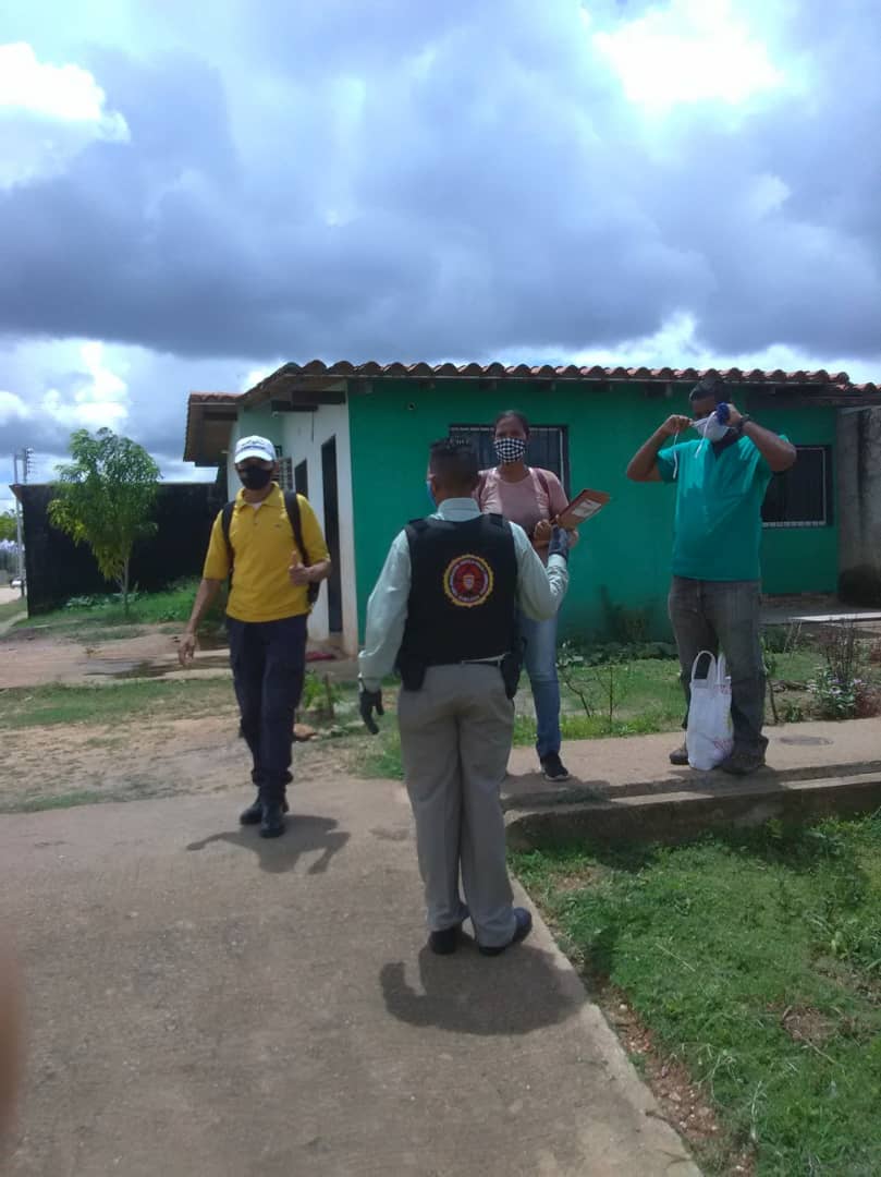 Continuamos en la calle, concientizando a la ciudadanía al uso de guantes y tapabocas, para así cortar la cadena de trasmisión del virus COVID-19.-