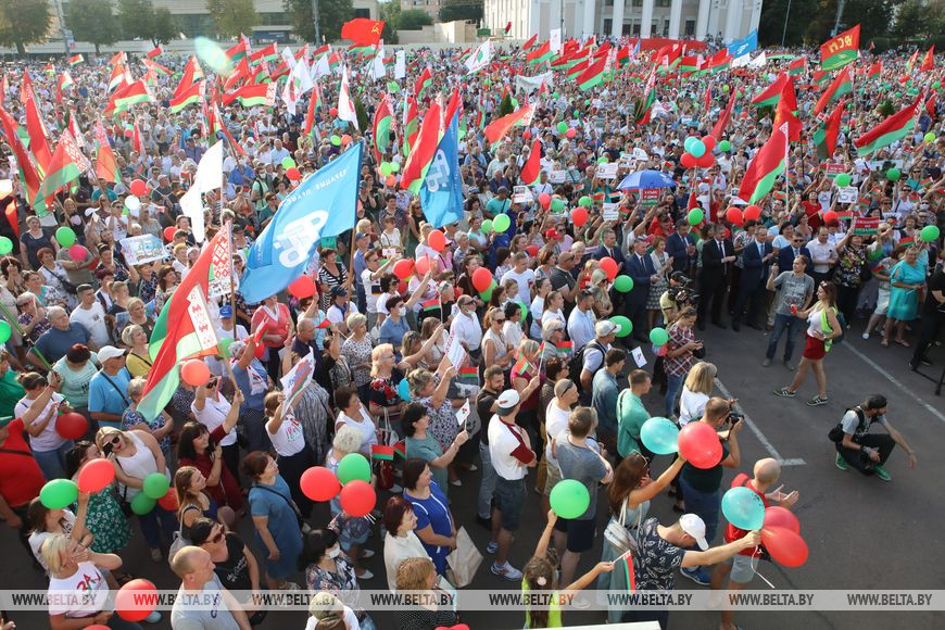Imágenes de la manifestación progubernamental en Gomel (Bielorrusia), apoyada por diversos partidos, entre ellos Belaya Rus, el Partido Comunista de Bielorrusia y el Partido Agrario. Fotos vía  @beltanews