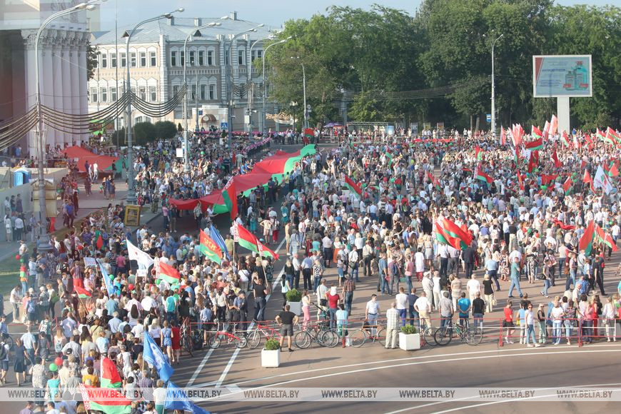 Imágenes de la manifestación progubernamental en Gomel (Bielorrusia), apoyada por diversos partidos, entre ellos Belaya Rus, el Partido Comunista de Bielorrusia y el Partido Agrario. Fotos vía  @beltanews