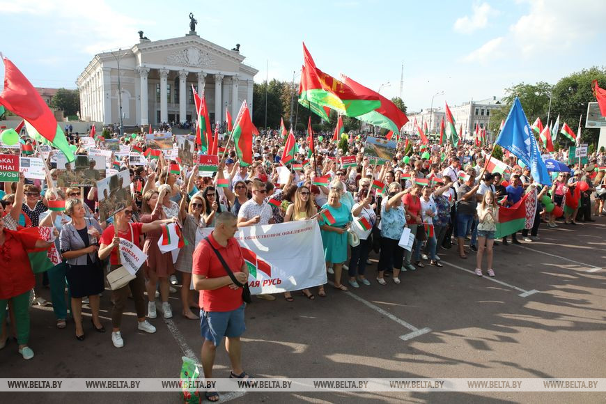 Imágenes de la manifestación progubernamental en Gomel (Bielorrusia), apoyada por diversos partidos, entre ellos Belaya Rus, el Partido Comunista de Bielorrusia y el Partido Agrario. Fotos vía  @beltanews