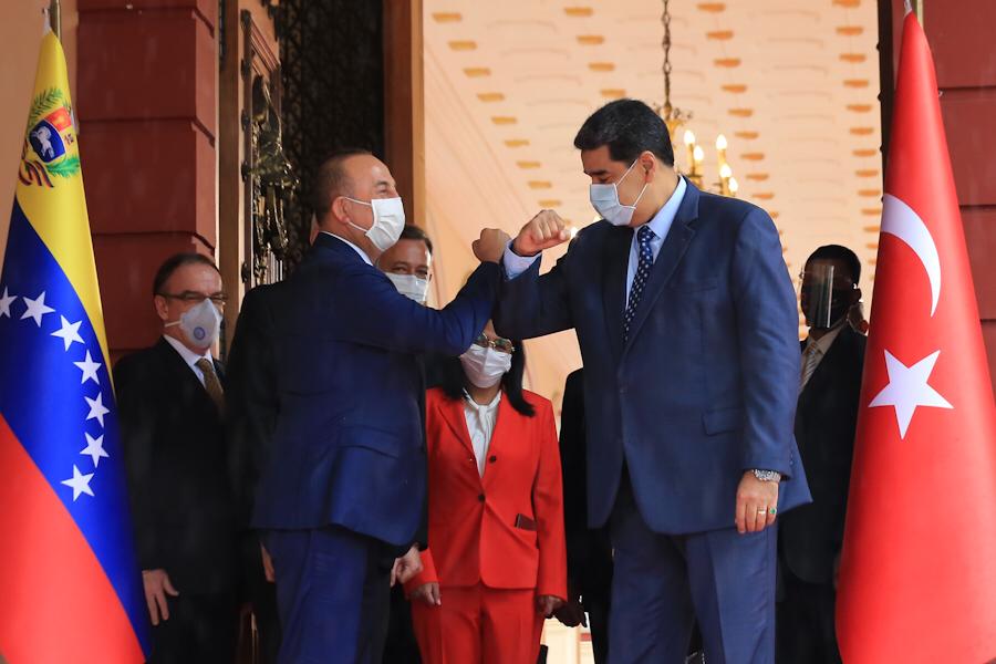 NicolasMaduro's tweet photo. Sostuve una amena reunión de trabajo con el Ministro de Asuntos Exteriores de la República de Turquía, Mevlüt Çavuşoğlu. Conversamos sobre la agenda de cooperación, apoyo y acciones coordinadas entre Turquía y Venezuela para garantizar la salud y el bienestar de nuestros pueblos. https://t.co/msOMff61sv
