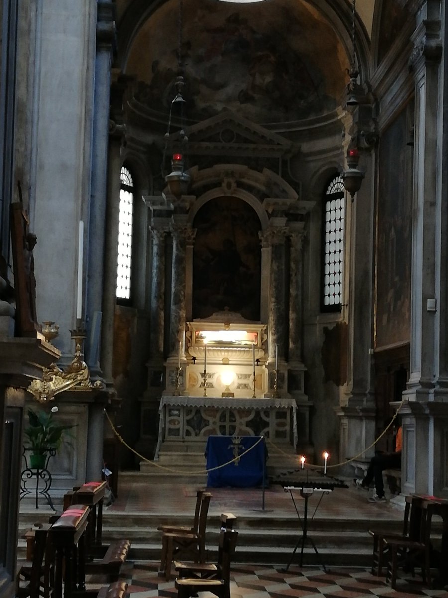Huch, da spaziert man ruhig durch das Hinterzimmer der Kirche San Salvador in #Venedig &amp; sieht in den vollen Reliquienschränken zwischen allerlei Knochen- &amp; Kreuzfragmenten das Haupt der Hl. Marienmutter Anna. Das dürfte #Düren (NRW) &amp; Castelbuono (Sizilien) aber nicht freuen...