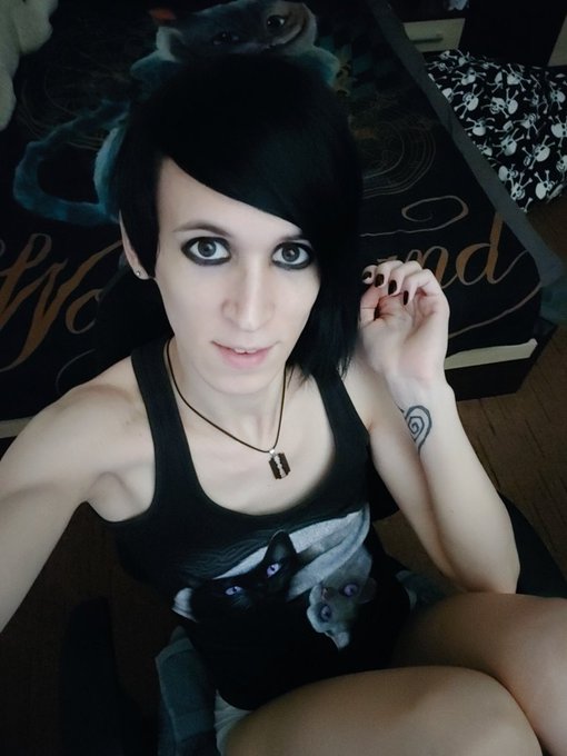Rawr? #emo #emogirl #rawr #tgirl https://t.co/NuGJRG5dyM<a href="/tag/emo"class="tags">#emo</a><a href="/tag/emogirl"class="tags">#emogirl</a><a href="/tag/rawr"class="tags">#rawr</a><a href="/tag/tgirl"class="tags">#tgirl</a>