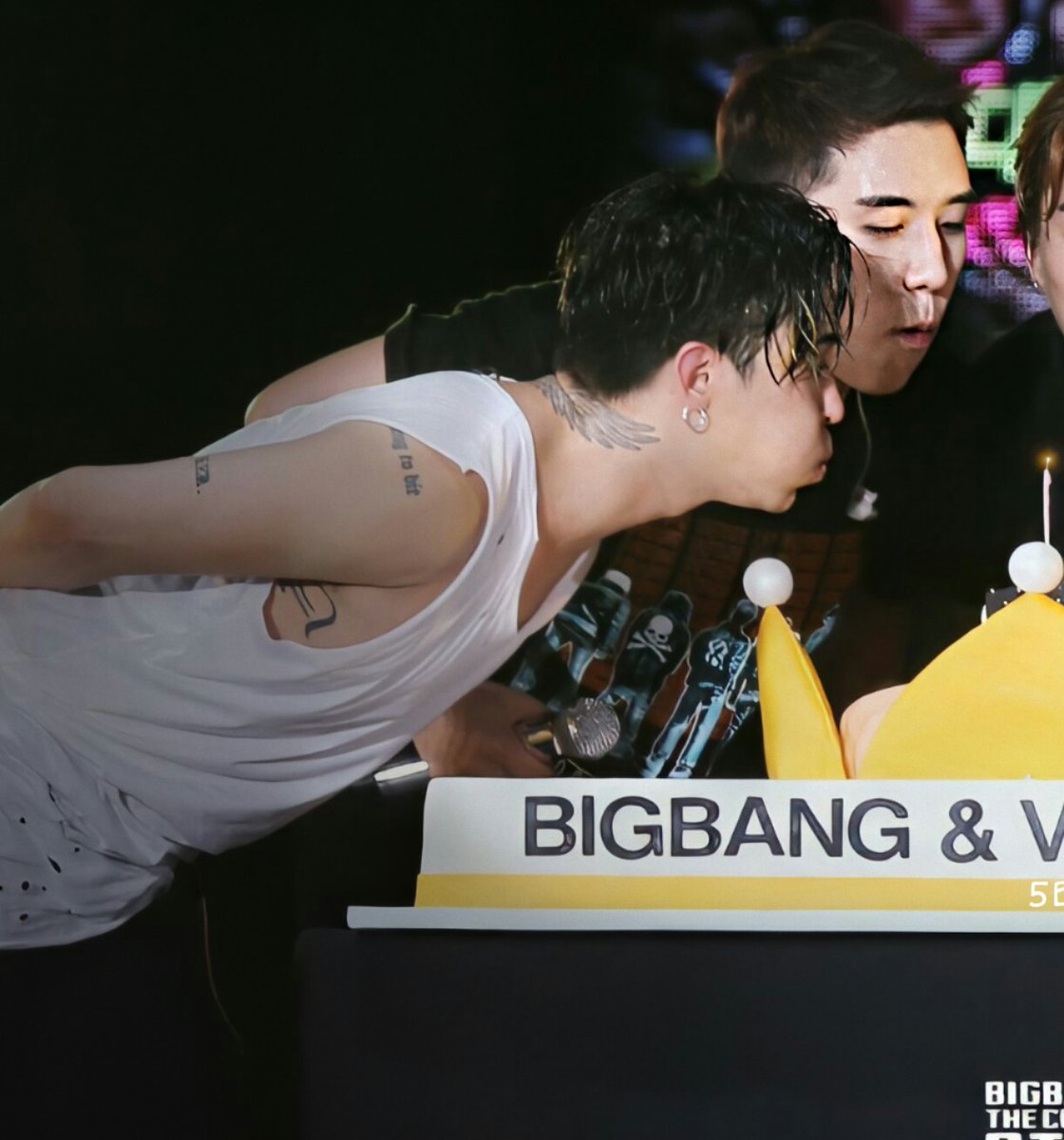 BIGBANGHQedits's tweet photo. 이 멋진 꽃밭의 주인 인 빅뱅이 14주년 축하합니다. 🎉💛🎉
앞으로도 함께 손 잡고 꽃길 만 걸어요
🌸🌼🌺🌻🌹

#14YearsWithBIGBANG #BIGBANG https://t.co/tcWTZ21o9z