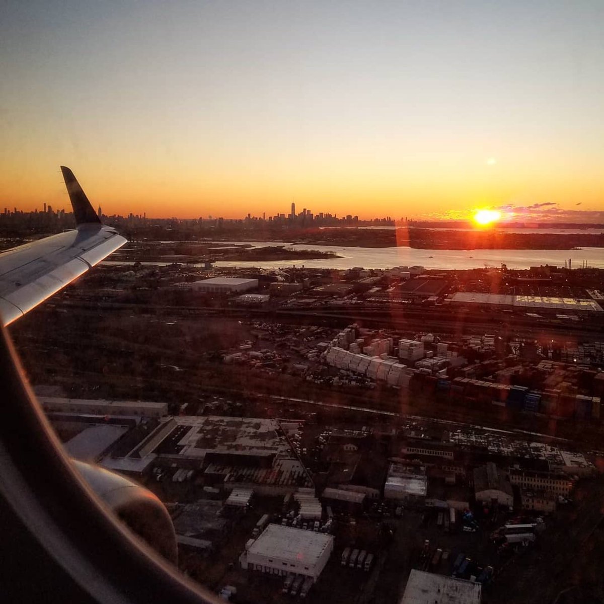 What a view from Newark Liberty International Airport. A gorgeous sunrise over Manhattan 😍☀️✈️
#dreamwithus