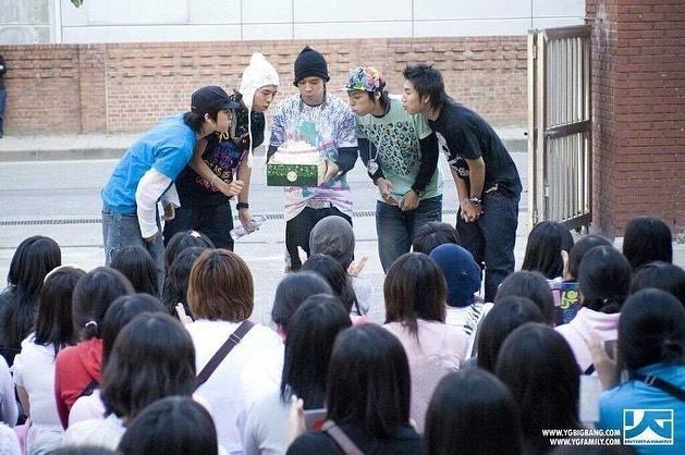 geesuw's tweet photo. bigbang sunbaemin happy 14th anniversary! i adore all of you way too much😭 please comeback whenever you’re ready💛 #14YearsWithBIGBANG https://t.co/WVt2tGAppr