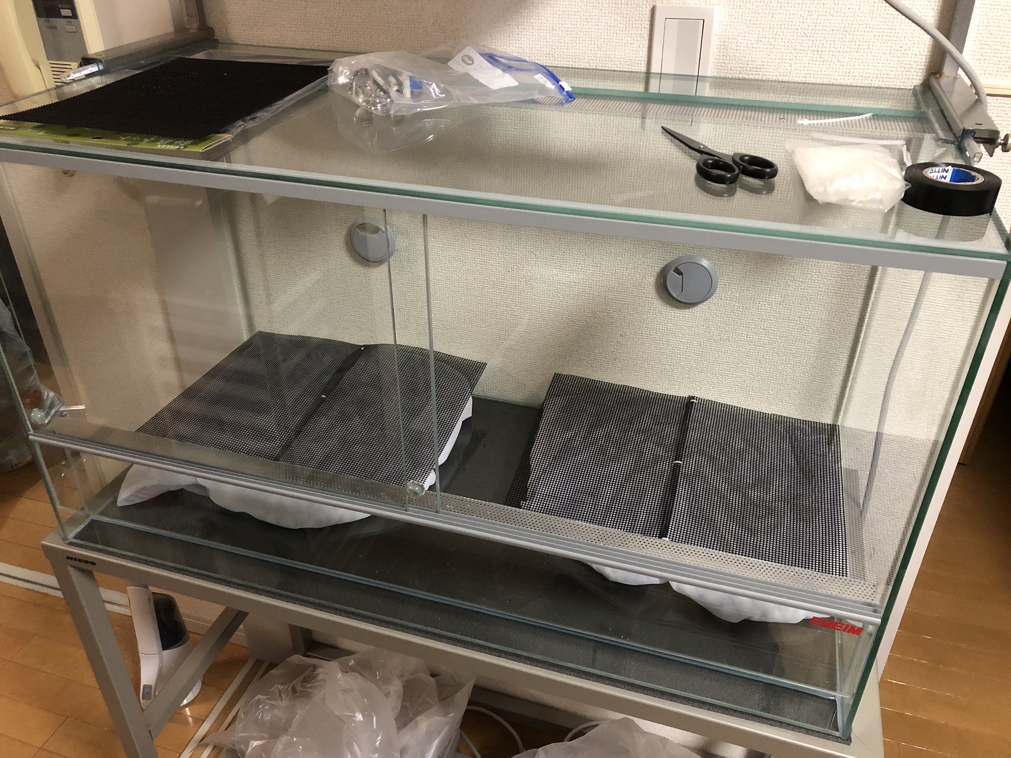 カエルdx 睡蓮 5 12発売 アクアテラリウムでカエルを飼いたい その3 陸地を作っていきたい ソイル 土 べた置きでもいいけど 通気性や後のメンテナンスも考えて軽石をまず置く 扱いやすいように洗濯ネットに入れ