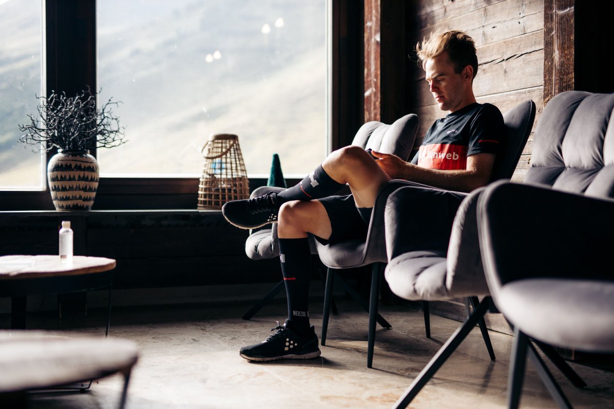 Recovery time ⏰ Feet up for @ChrisHamo_ in his @HerzogSport socks after a day in the mountains at our #Giro🇮🇹 team camp in Kühtai.🧦