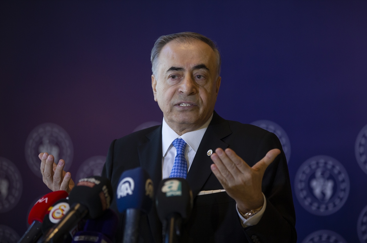 Mustafa Cengiz: "PUBG'ye ilk girenlerdendim. Yarım saat uçak dolsun diye bekliyorduk. Paraşüttten atlıyorum, üç adım atlamadan pat ölüyorum. Sonra uyandım, ben pusu kurdum. Bu sefer alan daralıyormuş, yine öldüm." (Asist Analiz)