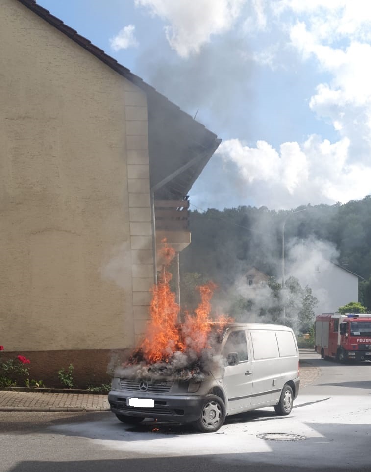 FF_VG_ZW_Land's tweet photo. 17.8.2020, 16:21 Uhr
@Einsatz Nr. 78
Löscheinheiten Walshausen, Kleinsteinhausen, Dellfeld und Feuerwehreinsatzzentrale @FF_VG_ZW_Land 
PKW @Brand, Kanalstraße, Walshausen https://t.co/LnfvzplhmM