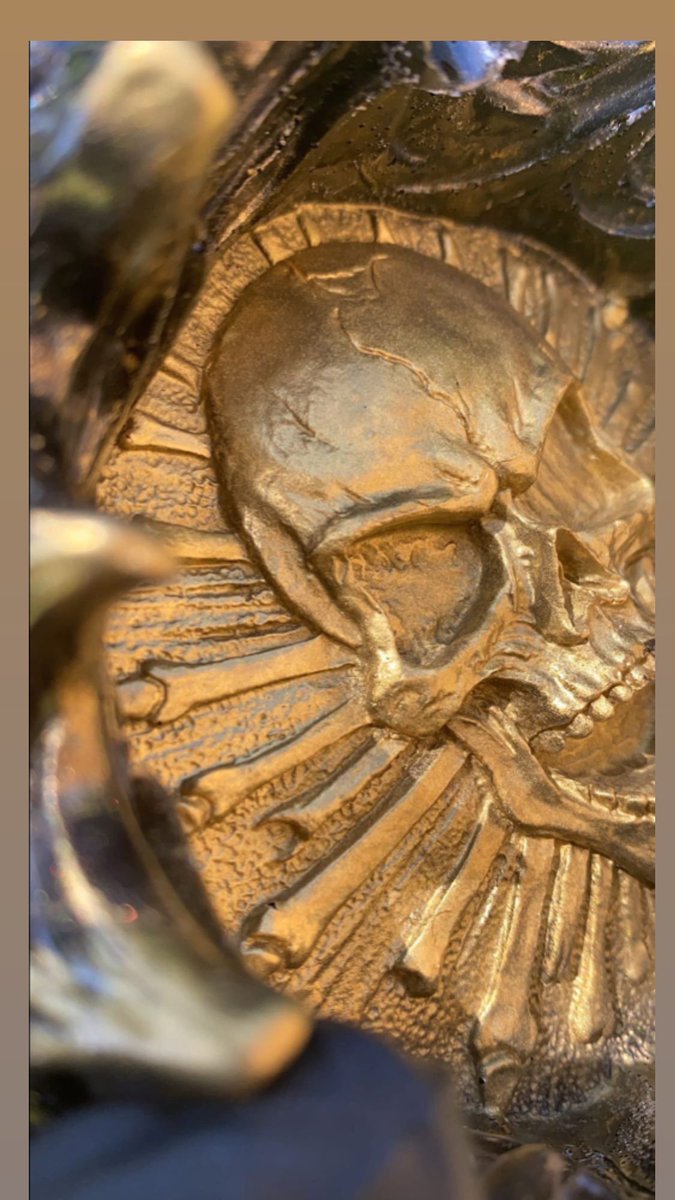 KiingMack_'s tweet photo. First attempt not bad ... Matte black and gold skull ashtray #MackMade
;$ https://t.co/FHrvSFn0i9