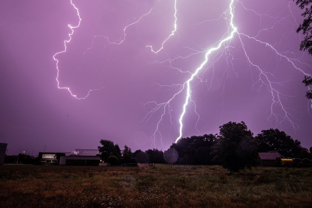 Kreeg helaas de dikke dreun daarna niet op foto!

#onweer #bliksemdetectie #flits #naturephotography #instagood #ig_holland #ig_nature_naturally #netherlands #drenthe #coevorden  #canonnederland #canon  #mooidrenthe #weerfoto #lightningstorm #thunderstorms #gewitter #blitzortung