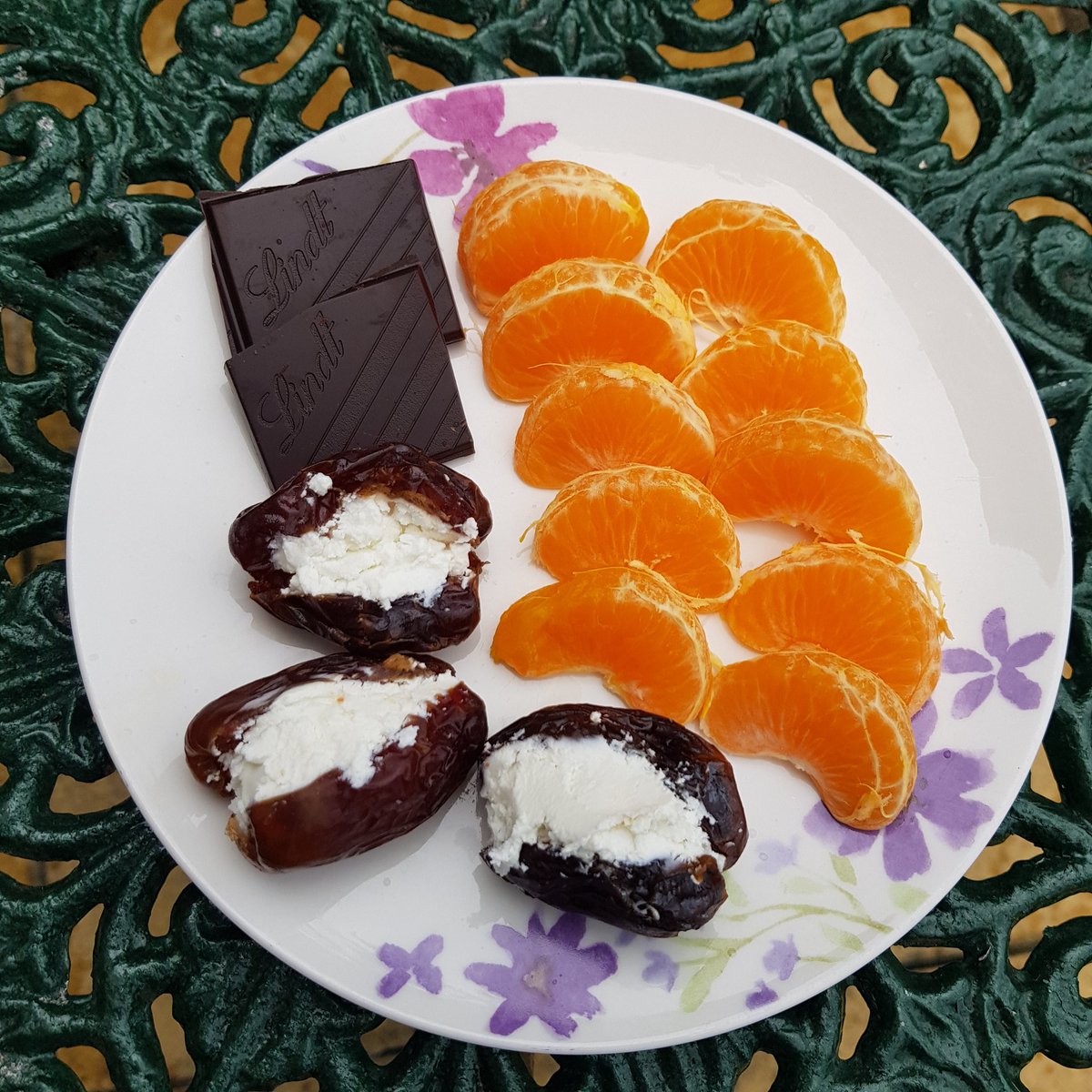 VChigwada's tweet image. Snack/ pudding...a clementine, dark chocolate &amp;amp; goat cheese stuffed dates 😋 #homemadesnack #healthysnacks #lowcarbsnacks #fetchyourbody2020 #foodie #lowcarb #HealthyLiving