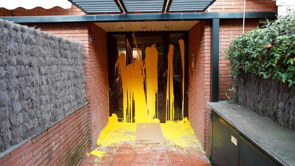 coldecastro's tweet image. La casa del Juez instructor de los golpistas en Cataluña. Acoso, asedio y violencia, ni @PabloIglesias ni @IreneMontero ni @ierrejon ni ningún comunista ni podemita, ni Bilduetarras denunciaron esto, @unchinodechina @MiquelGimenezG1 , ahora no es jarabe democrático?