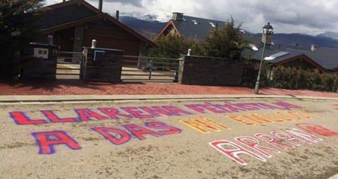 coldecastro's tweet image. La casa del Juez instructor de los golpistas en Cataluña. Acoso, asedio y violencia, ni @PabloIglesias ni @IreneMontero ni @ierrejon ni ningún comunista ni podemita, ni Bilduetarras denunciaron esto, @unchinodechina @MiquelGimenezG1 , ahora no es jarabe democrático?