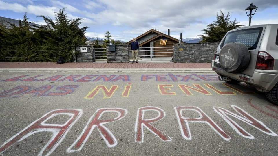 coldecastro's tweet image. La casa del Juez instructor de los golpistas en Cataluña. Acoso, asedio y violencia, ni @PabloIglesias ni @IreneMontero ni @ierrejon ni ningún comunista ni podemita, ni Bilduetarras denunciaron esto, @unchinodechina @MiquelGimenezG1 , ahora no es jarabe democrático?