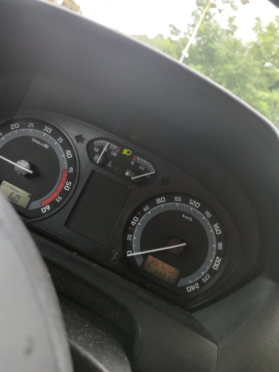 JStary's tweet photo. Prý je nejhezčí pohled na šťastnou holku ... Hah ani pitchu nejhezčí pohled je na plnou nádrž https://t.co/OEMhp28AxT