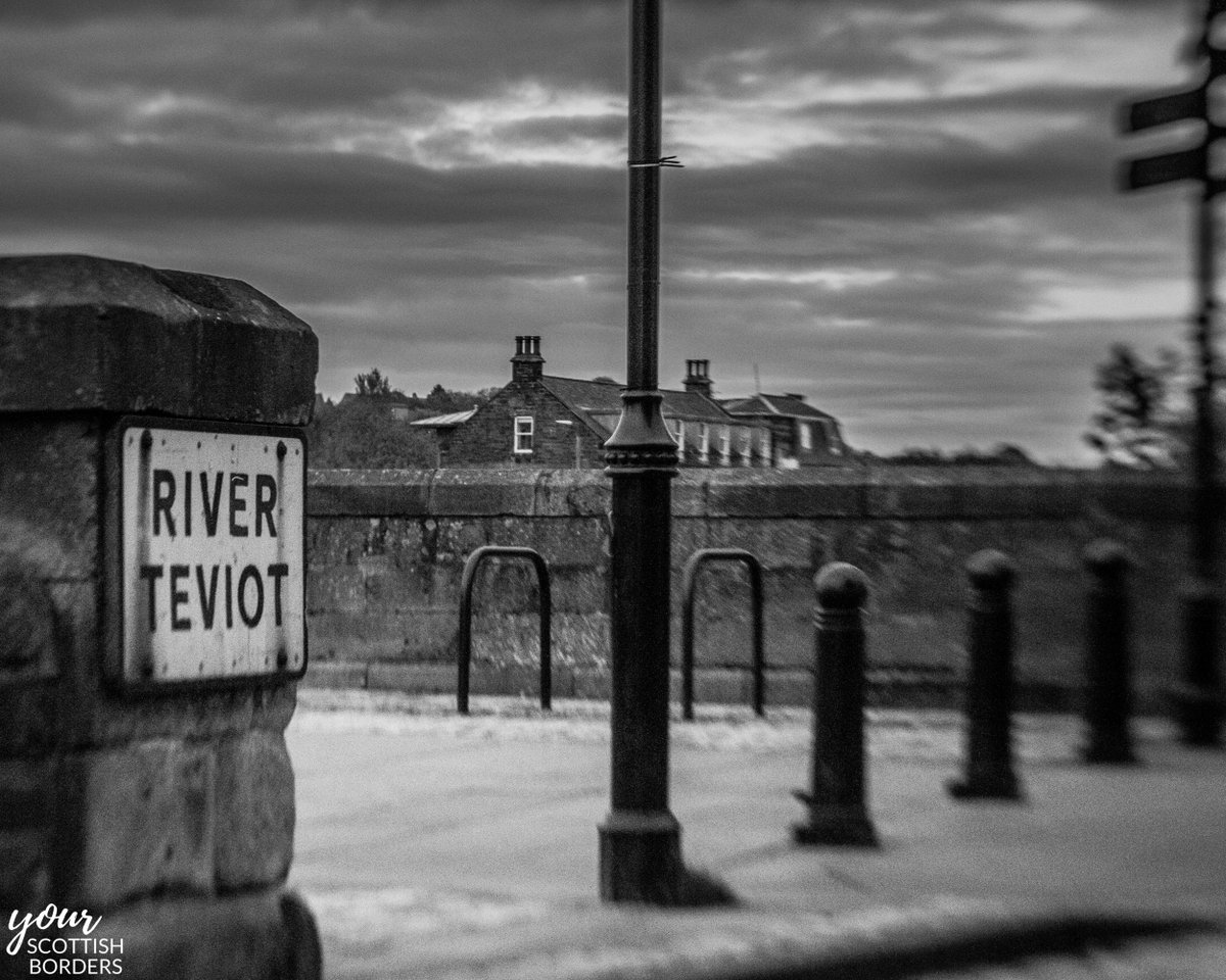 YourScotBorders's tweet photo. 📍 North Bridge over the #RiverTeviot, #Hawick
📸 Steve McClure

ℹ️ The old road bridge carried the Hawick to Edinburgh Road from 1832 to 2000.

This photo can be found on a range of products in our online #giftstore 👇
https://t.co/NwiZyzhf2F

🏴󠁧󠁢󠁳󠁣󠁴󠁿 #ScottishBorders https://t.co/K3BHpS3Gj1