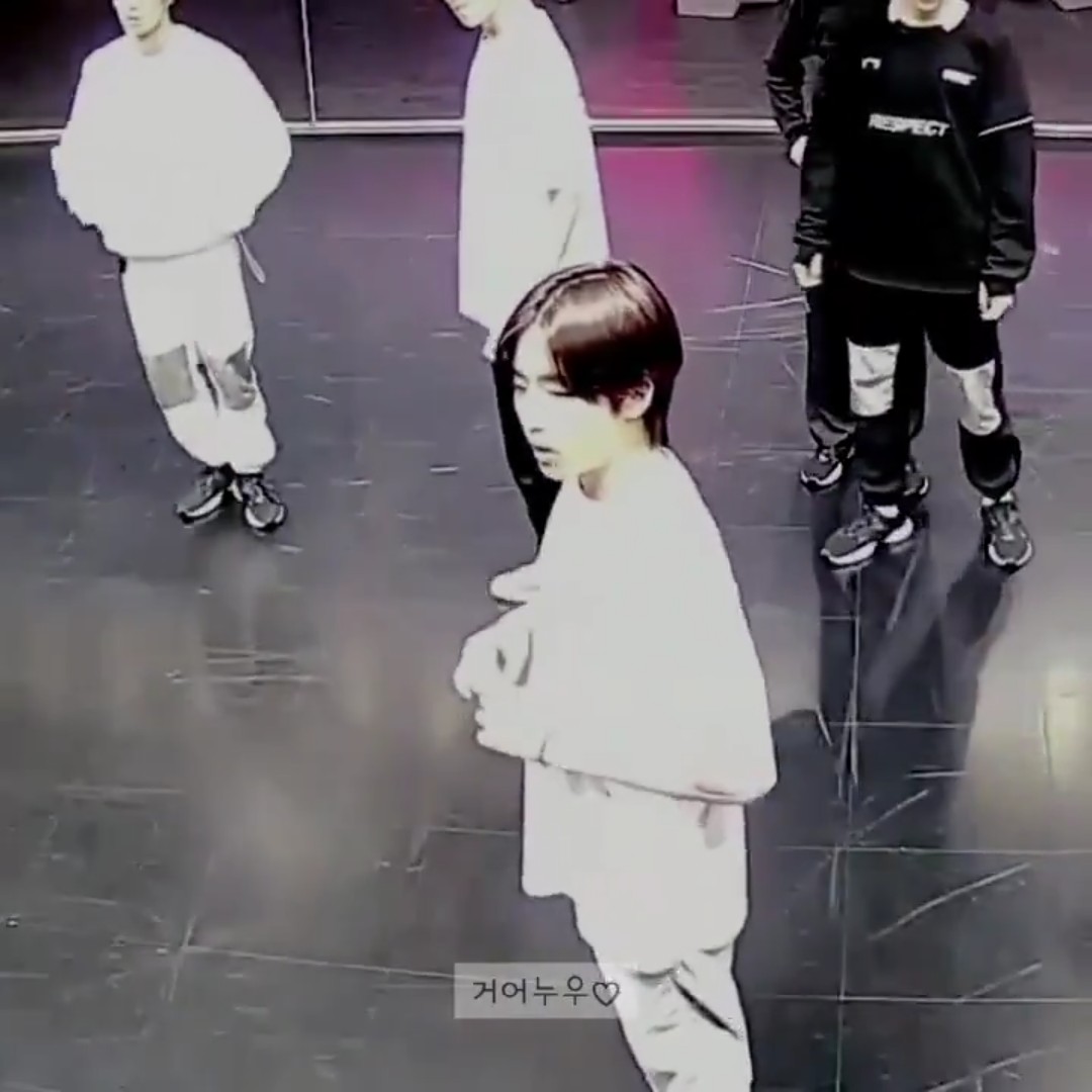 daljellyy's tweet photo. Guess what happened in this photos?
It's Geonu teaching choreo ๐
#DarkHorseGeonu #Geonu #LeeGeonu #์ด๊ฑด์ฐ #๊ฑด์ฐ #์์ด๋๋ https://t.co/KJkPFqeRZo