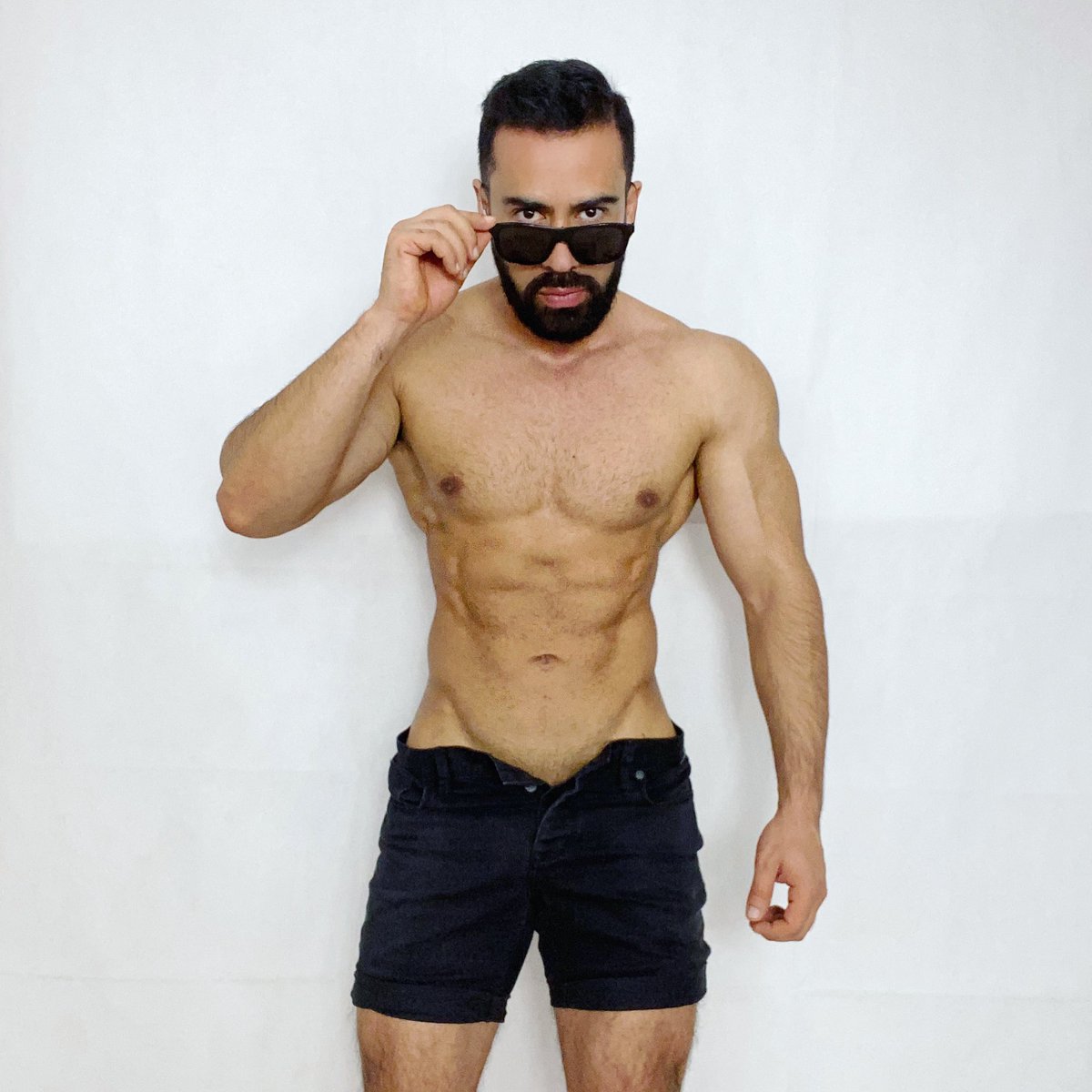 edgarmanager's tweet photo. LOOK THE WORLD STRAIGHT IN THE FACE #look #looktheworld #fitnessmotivation #fitness #muscle #fitnessjourney #shorts #sunglasses #abs https://t.co/dyLkb21rf0