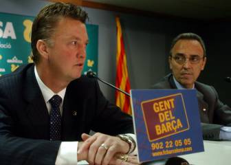 qui pour le remplacer ??? faut taper fort !!!un bon vieux hollandais, un mec bien dur qui va relever tout ça !!! Louis van Gaal !!!comment? il était déjà au club avant et ça c'était plutot mal fini ??pas grave!!!