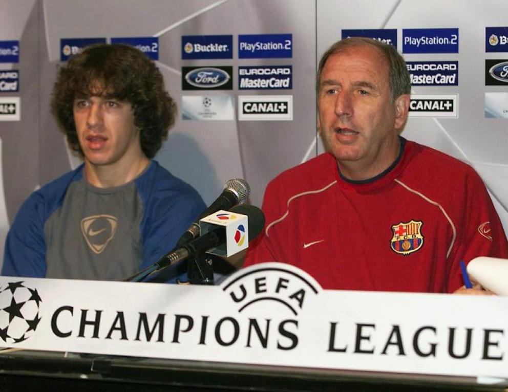 après deux saisons mitigés et sans titres à la tête du clubJoan Gaspart, qui était le vice président de son prédécesseur, Nunez, est complètement dans la sauceil est très critiqué!1er décision, il dégage le coach, Rexach (malgré une demi de C1), jugé trop permissif