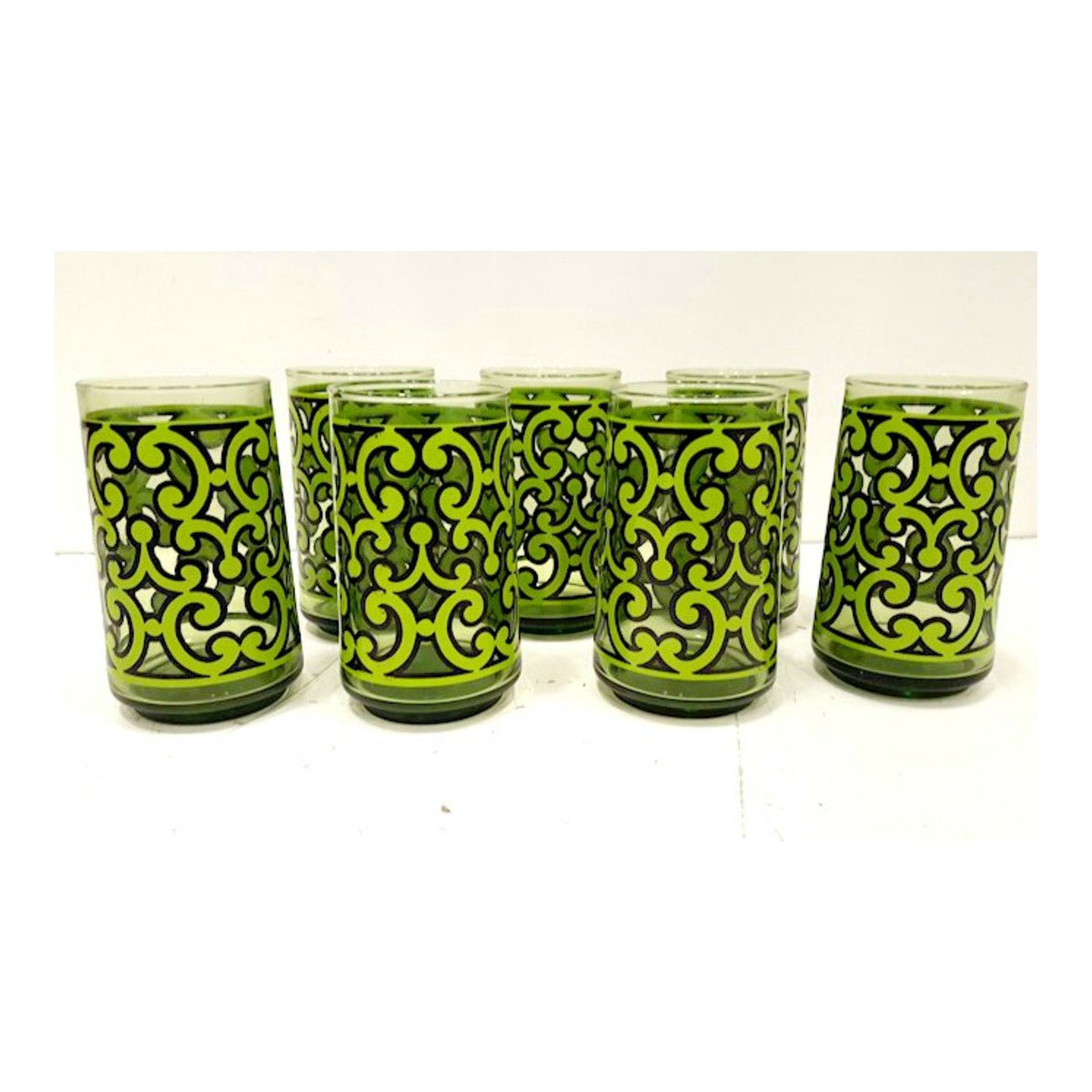 JunkYardBlonde's tweet photo. Vintage Green Swanky Swigs with Scroll Design Set of 7 0 https://t.co/VLEfiWOl6U #green #black #glass #vintagelibbey #swankyswigs #junkyardblonde #gotvintage #vintageswankyswigs #1960sglassware https://t.co/xGS1v5txFc