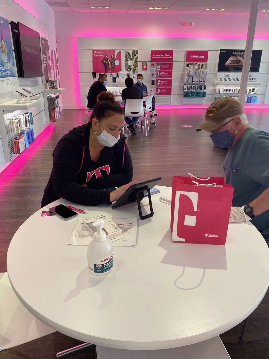 Angelina our here taking care of her customers rolling out the Magenta carpet with Magenta Glove service #ATLEast #1T-Mobile #SouthNeverSettles <a href="/toyalove27/">Nitoya Banks</a> <a href="/jackhjohnson/">Jack Johnson</a> <a href="/bnash001/">Brad Nash</a> <a href="/TracyNolan_/">Tracy E. Nolan</a>