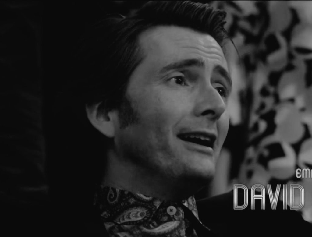 Happy  #TennantTuesday everyone!This week I have fixation for Dr. Laing so I bring you this mini thread, but on black and white because I think strikes diferent. Special thanks to  @oxyennant for some of this glorious photos 