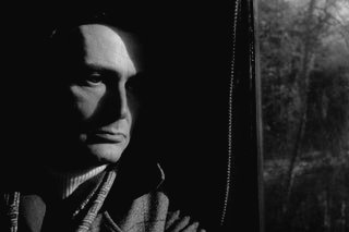 Happy  #TennantTuesday everyone!This week I have fixation for Dr. Laing so I bring you this mini thread, but on black and white because I think strikes diferent. Special thanks to  @oxyennant for some of this glorious photos 