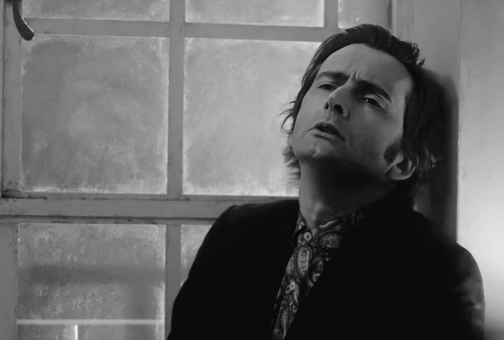 Happy  #TennantTuesday everyone!This week I have fixation for Dr. Laing so I bring you this mini thread, but on black and white because I think strikes diferent. Special thanks to  @oxyennant for some of this glorious photos 
