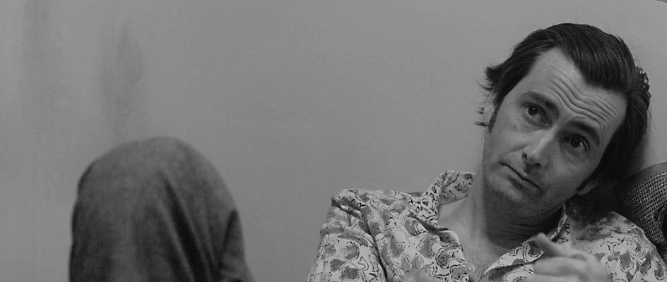 Happy  #TennantTuesday everyone!This week I have fixation for Dr. Laing so I bring you this mini thread, but on black and white because I think strikes diferent. Special thanks to  @oxyennant for some of this glorious photos 