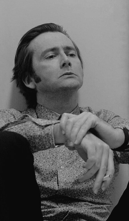Happy  #TennantTuesday everyone!This week I have fixation for Dr. Laing so I bring you this mini thread, but on black and white because I think strikes diferent. Special thanks to  @oxyennant for some of this glorious photos 