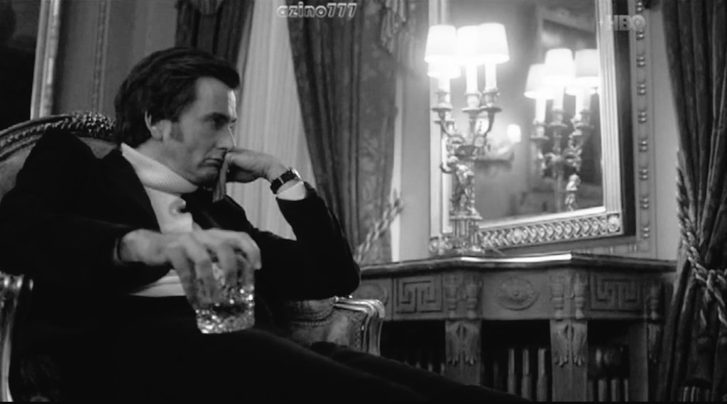 Happy  #TennantTuesday everyone!This week I have fixation for Dr. Laing so I bring you this mini thread, but on black and white because I think strikes diferent. Special thanks to  @oxyennant for some of this glorious photos 