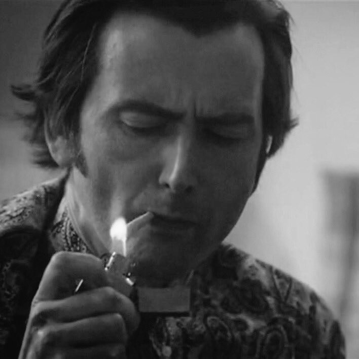 Happy  #TennantTuesday everyone!This week I have fixation for Dr. Laing so I bring you this mini thread, but on black and white because I think strikes diferent. Special thanks to  @oxyennant for some of this glorious photos 