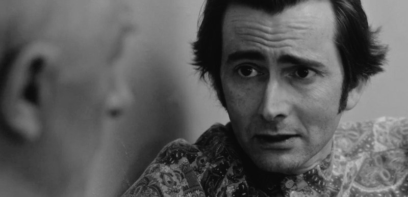 Happy  #TennantTuesday everyone!This week I have fixation for Dr. Laing so I bring you this mini thread, but on black and white because I think strikes diferent. Special thanks to  @oxyennant for some of this glorious photos 