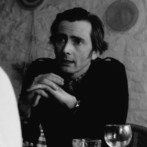 Happy  #TennantTuesday everyone!This week I have fixation for Dr. Laing so I bring you this mini thread, but on black and white because I think strikes diferent. Special thanks to  @oxyennant for some of this glorious photos 