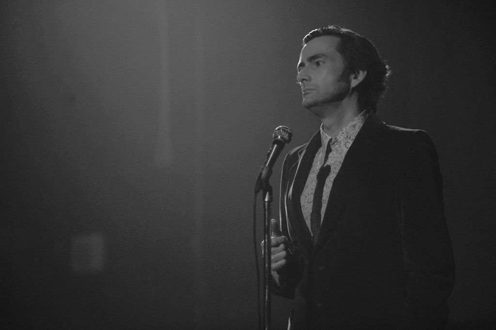 Happy  #TennantTuesday everyone!This week I have fixation for Dr. Laing so I bring you this mini thread, but on black and white because I think strikes diferent. Special thanks to  @oxyennant for some of this glorious photos 