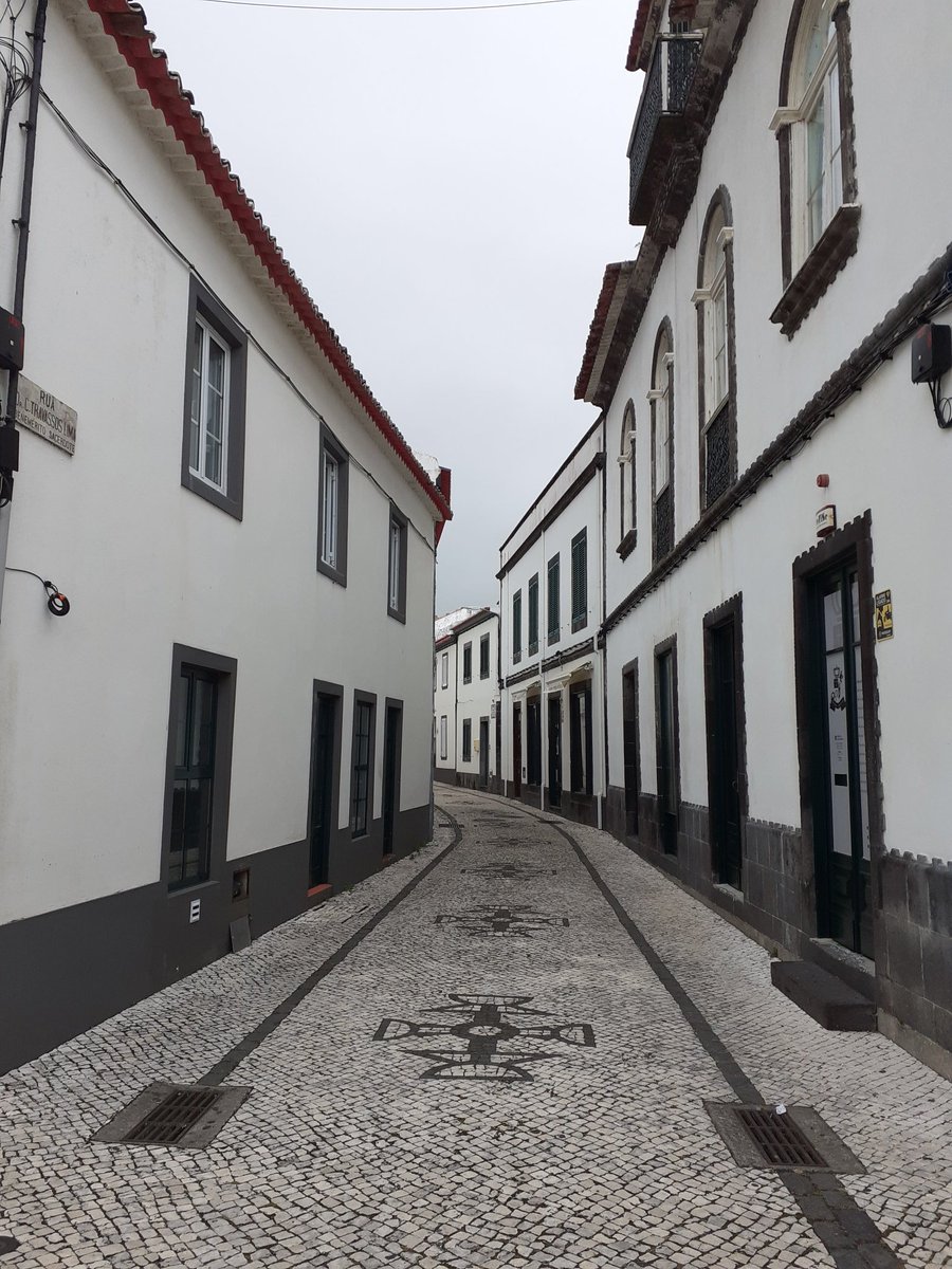 Flaneuring in Povoação. I think I once defined successful flaneuring in this site as random walking with a significant chance of not going back on your own steps too quickly. Povoaçao will not offer many such chances and you will soon find yourself in the central square...41/n