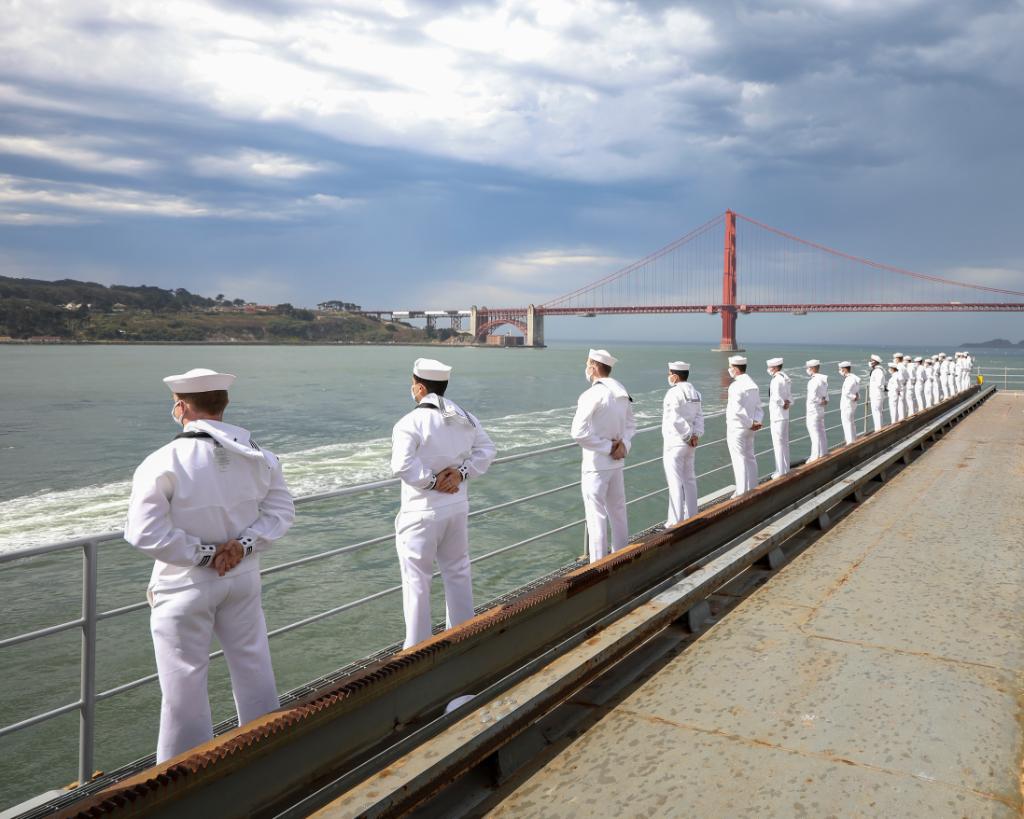 What a site. 🌉 

#USNavy Sailors man the rails aboard the submarine tender #USSEmorySLand (AS 39) as the ship transits #SanFrancisco Bay, prior to arriving in Vallejo, California, for a scheduled maintenance availability at Mare Island Dry Dock.