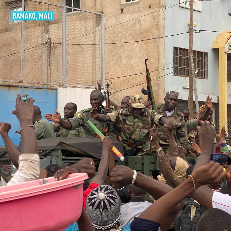 Maafisa wa Serikali nchini Mali wamethibitisha kwamba Rais wa Mali Ibrahim Keita na Waziri Mkuu wa Nchi hiyo wote wamekamatwa na bado wanashikiliwa na Wanajeshi walioasi na kuungana na Wananchi walioandamana kuutaka utawala uliopo madarakani ujiuzulu.
( via AFP, Reuters &amp; CGTN)