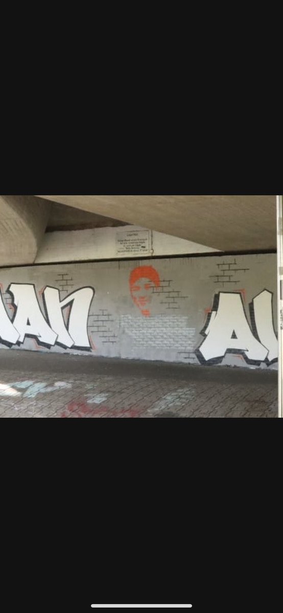 alizada_aman's tweet photo. Vor zwei Wochen haben wir ein großes Bild an der Legal Wall in Stade gemalt. Dieses Bild wurde jetzt von der Stadt übermalt. Wir sind verdammt wütend! Vor allem über die Begründung.(Mehr dazu in den Drukos) 
Danke an die Aktivist*innen, die es direkt erneuert haben! https://t.co/OpenX9MlGs
