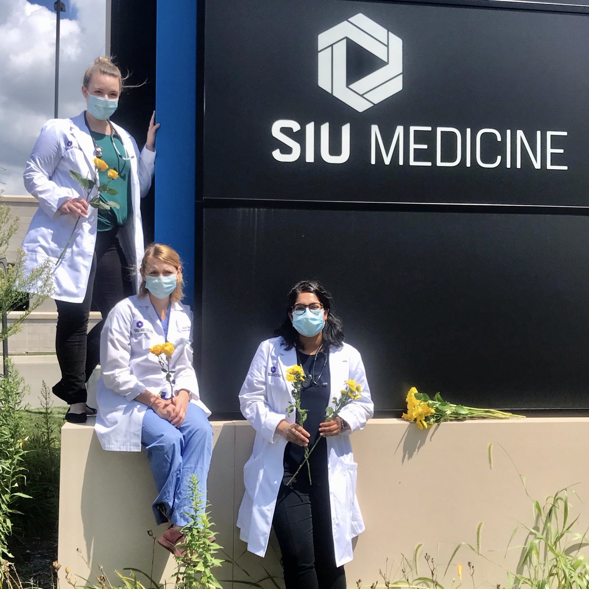SIUOBGYN's tweet photo. Celebrating the 100th anniversary of the ratification of the 19th Amendment securing women the right to vote 🗳. Yellow roses were worn by suffragists to signify their support💛🌼. Our residents follow their lead today!
#siuobgyn #siumedicine #womensrights #WomensVote100 https://t.co/KqOrVsZOc6