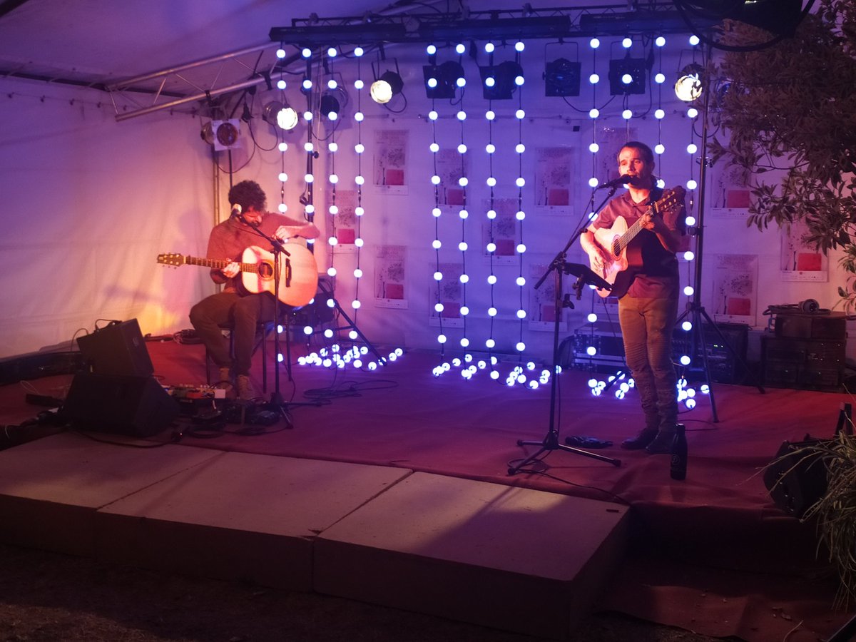opalaujust's tweet photo. Entra molt bé una mica de música en directe per acabar la jornada de la @UCE_CAT amb @ceskfreixas 

Gaudiu-ne també en directe des d'allà on sigueu a https://t.co/zc9hilakSl https://t.co/EHgEc1FJuy
