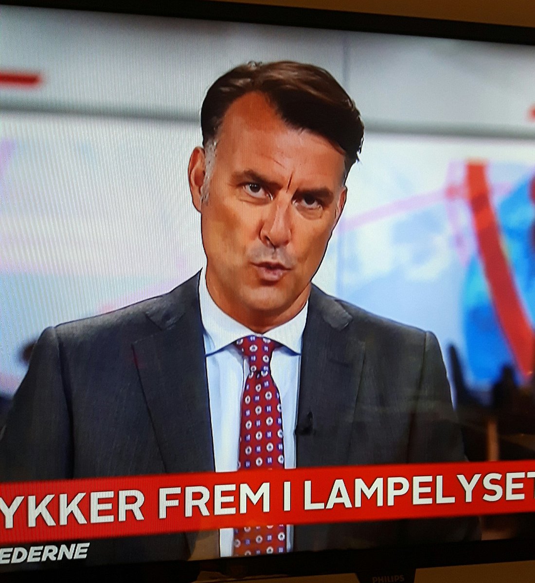 AnneSchwarzW's tweet photo. ... Altså rampelyset? 🤔 #sprognørd https://t.co/SHtDZPtwV9