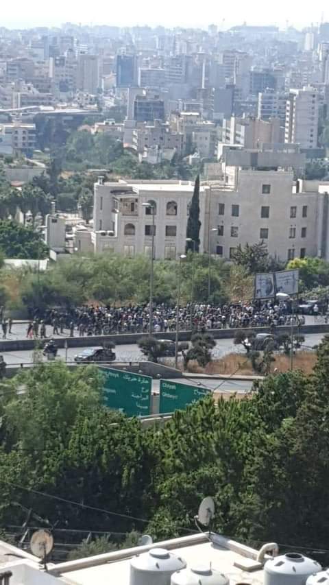 warak_warak1_1's tweet photo. قرار المحكمة الدولية "طغى" على المظاهرة المليونية للتيار ع مدخل قصر بعبدا اللي عملوها بمواجهة خمس بوستات فيسبوك وأربع تغريدات عتويتر  كانو عم يدعو لمظاهرة على طريق بعبدا😂
#وراك_وراك https://t.co/QRDw25VQ0y